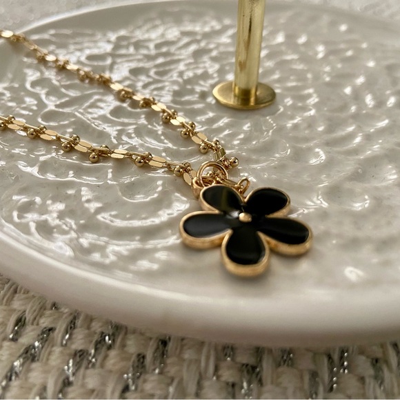 NWT! Beautiful chain necklace with black enamel flower pendant - Picture 3 of 10